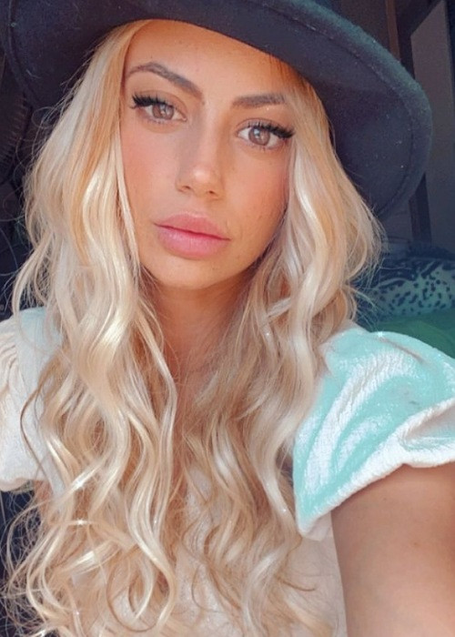 Je suis une blonde femme